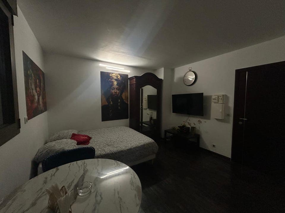 Bed, TV and multimedia, Photo of the whole room, Bedroom