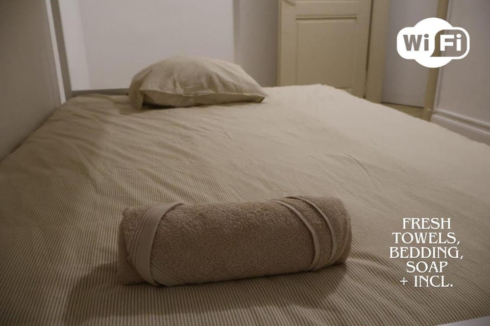 Photo of the whole room, Bedroom, towels