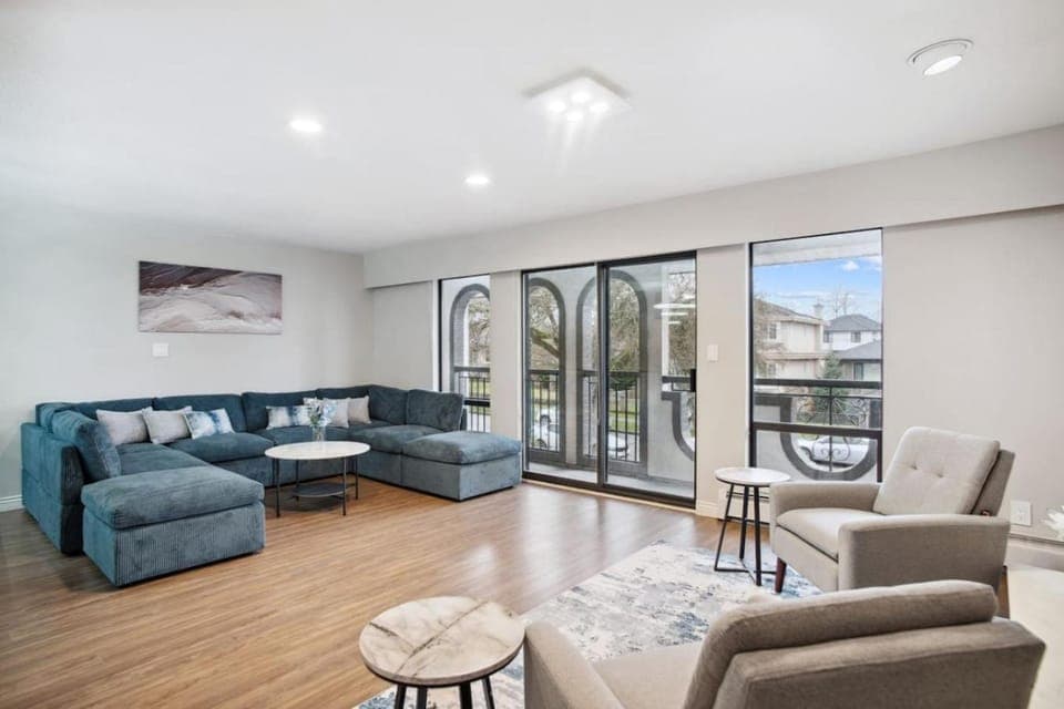 View (from property/room), Balcony/Terrace, Living room, Seating area