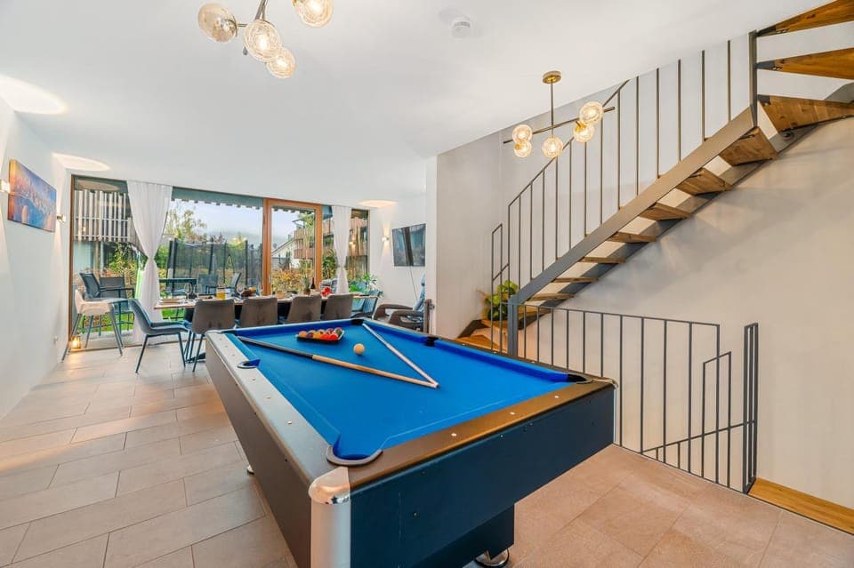 Billiard, Game Room, Garden, Garden, Balcony/Terrace, Balcony/Terrace
