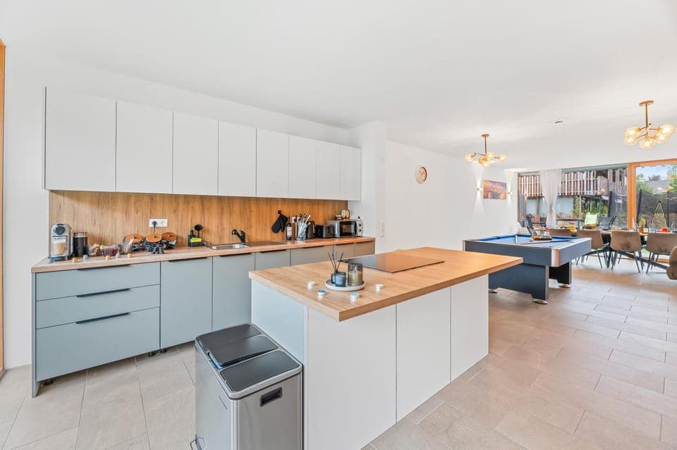 Coffee/tea facilities, Kitchen or kitchenette, Seating area, Dining area, dishwasher, stove