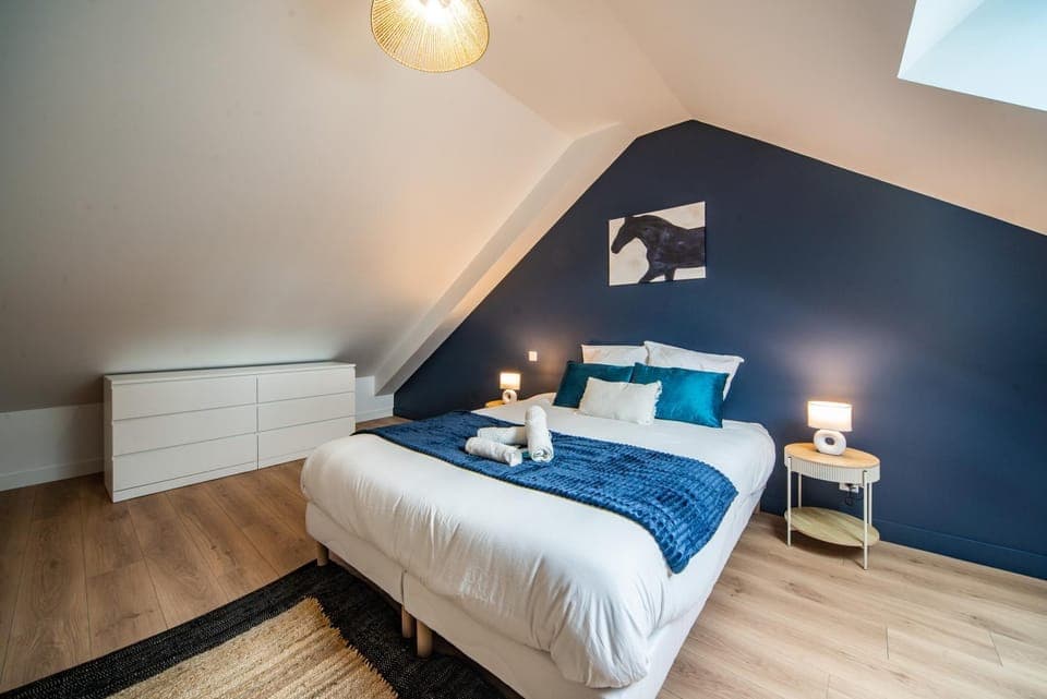 Bed, Photo of the whole room, Bedroom, towels