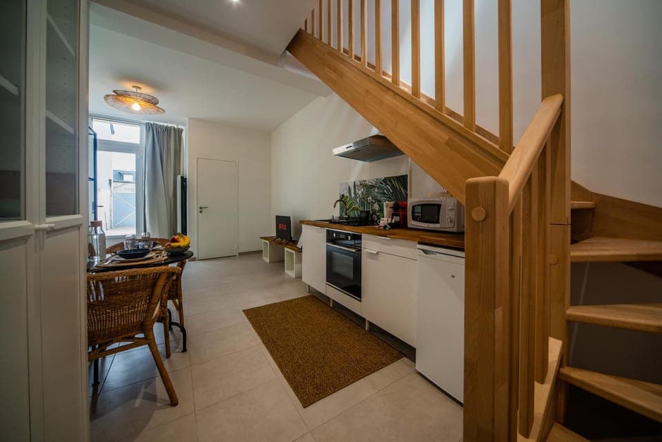 Kitchen or kitchenette, Dining area, stove