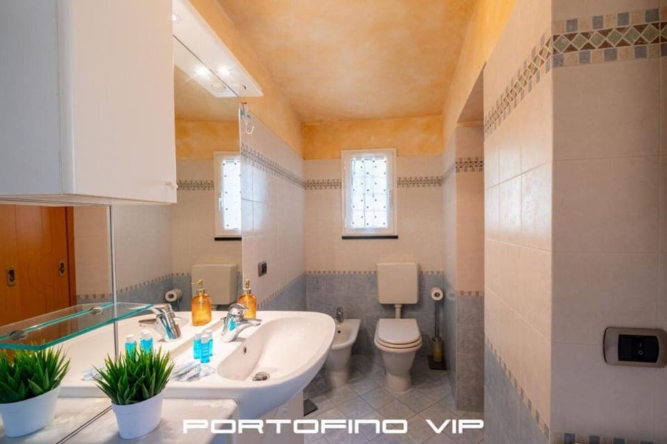 Toilet, Bathroom, towels