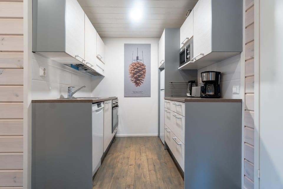 Coffee/tea facilities, Kitchen or kitchenette, dishwasher, microwave, oven, kitchen