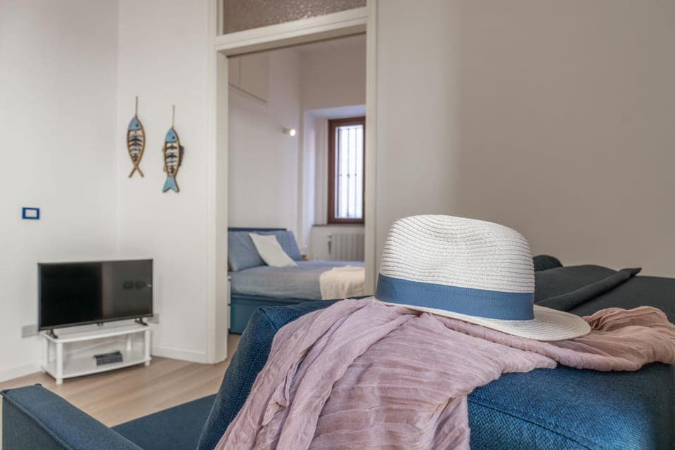 Communal lounge/ TV room, Bed, TV and multimedia, Living room, Photo of the whole room, Seating area, Bedroom