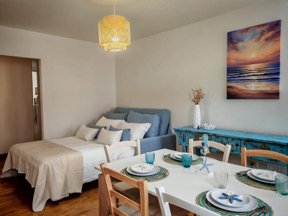 Bed, Living room, Photo of the whole room, Seating area, Dining area, Bedroom