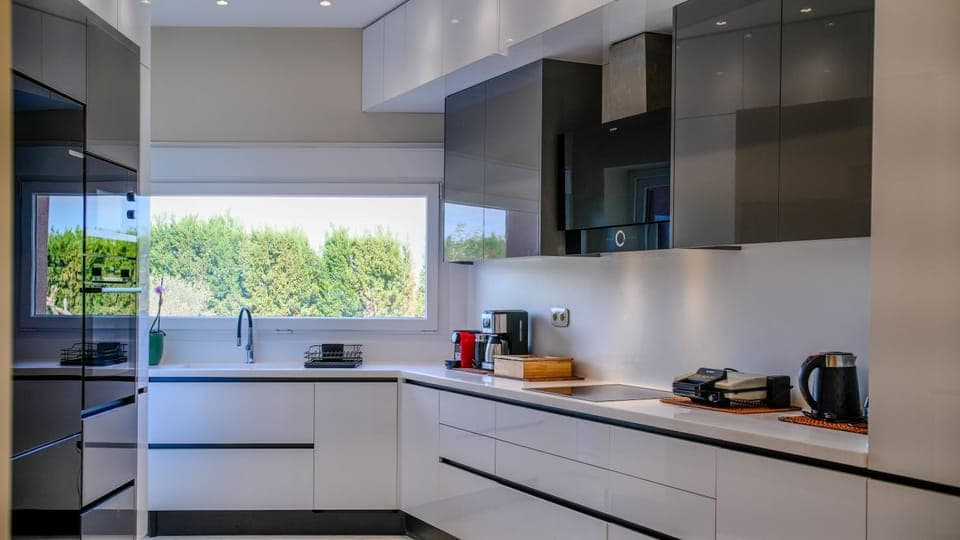 Coffee/tea facilities, Kitchen or kitchenette, stove, toaster