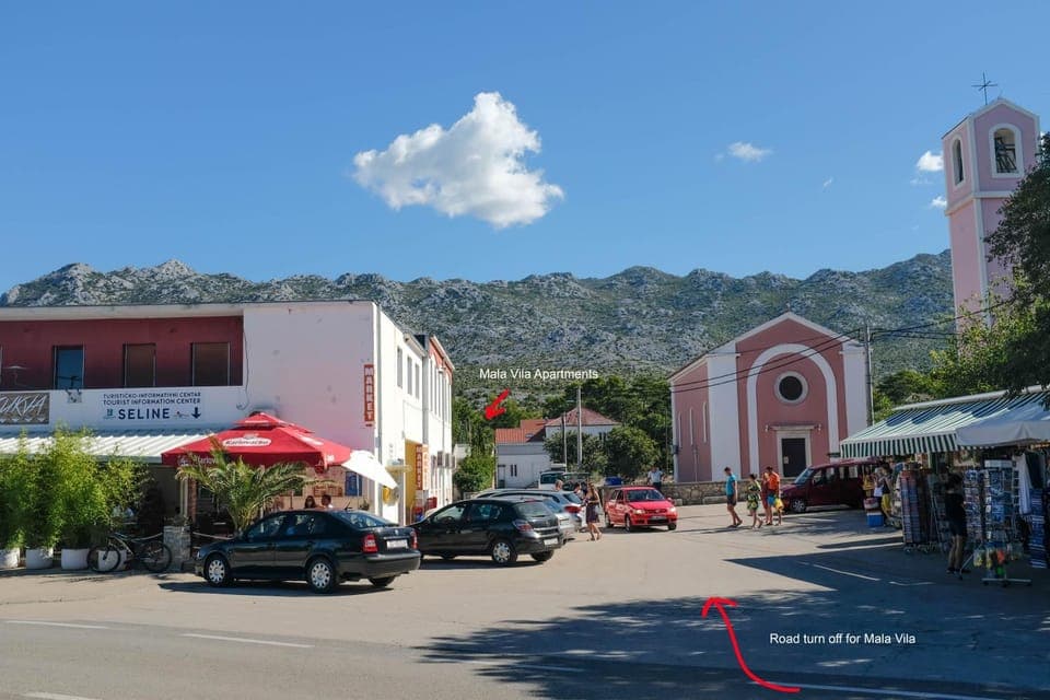 Restaurant/places to eat, Neighbourhood, Evening entertainment, Supermarket/grocery shop, Shopping Area