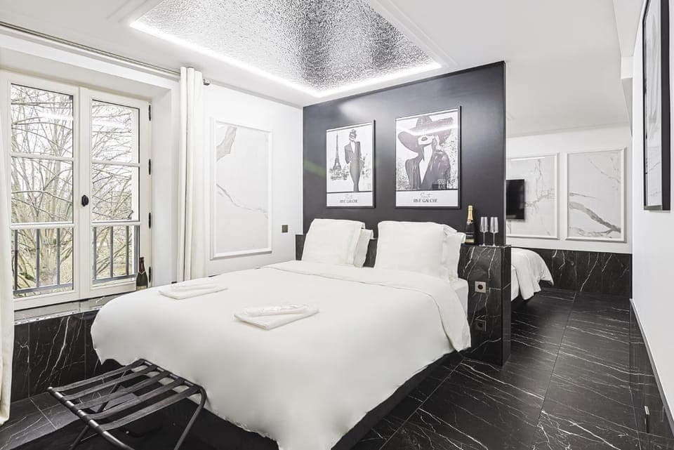 Bed, TV and multimedia, Photo of the whole room, Bedroom