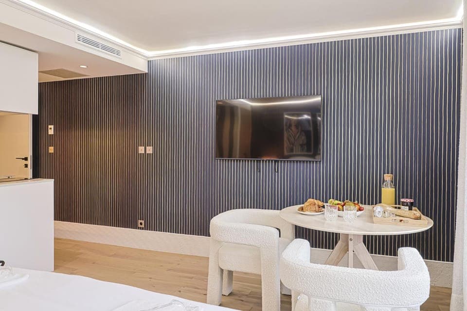 Bed, TV and multimedia, Photo of the whole room, Dining area, Bedroom