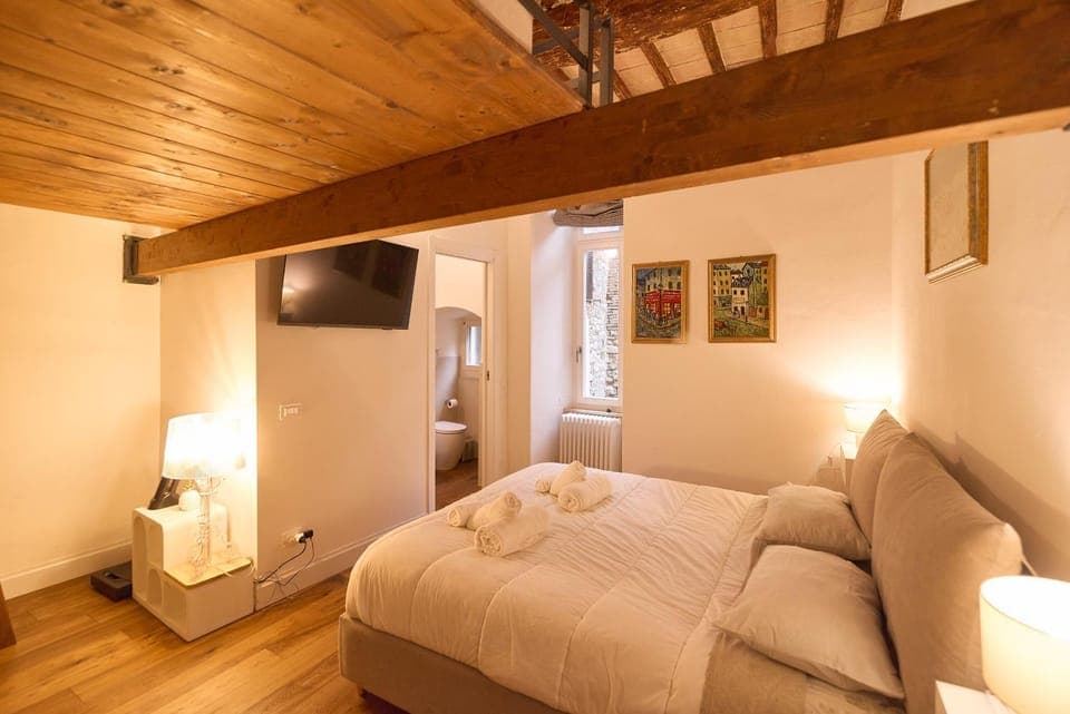 Bed, TV and multimedia, Bedroom, towels