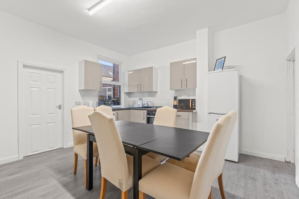 Dining area, kitchen