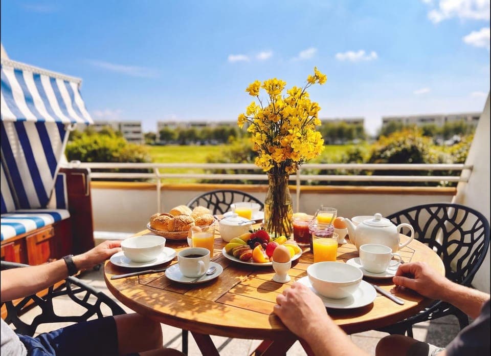 Patio, Day, People, Summer, Coffee/tea facilities, View (from property/room), Balcony/Terrace, Food and drinks, Dining area, Food, Breakfast, Continental breakfast, Drinks, group of guests