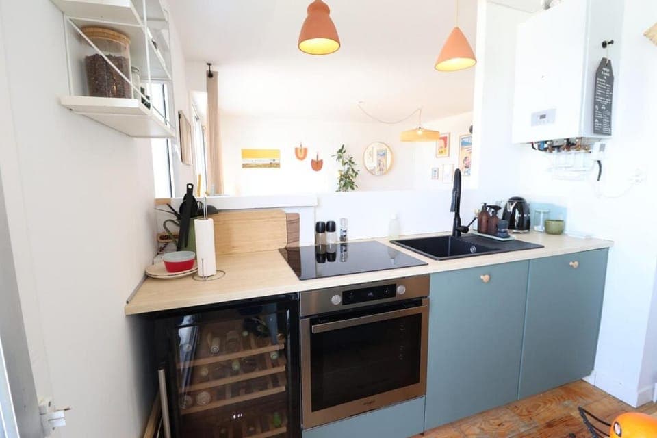 Coffee/tea facilities, Kitchen or kitchenette, dishwasher, oven, stove