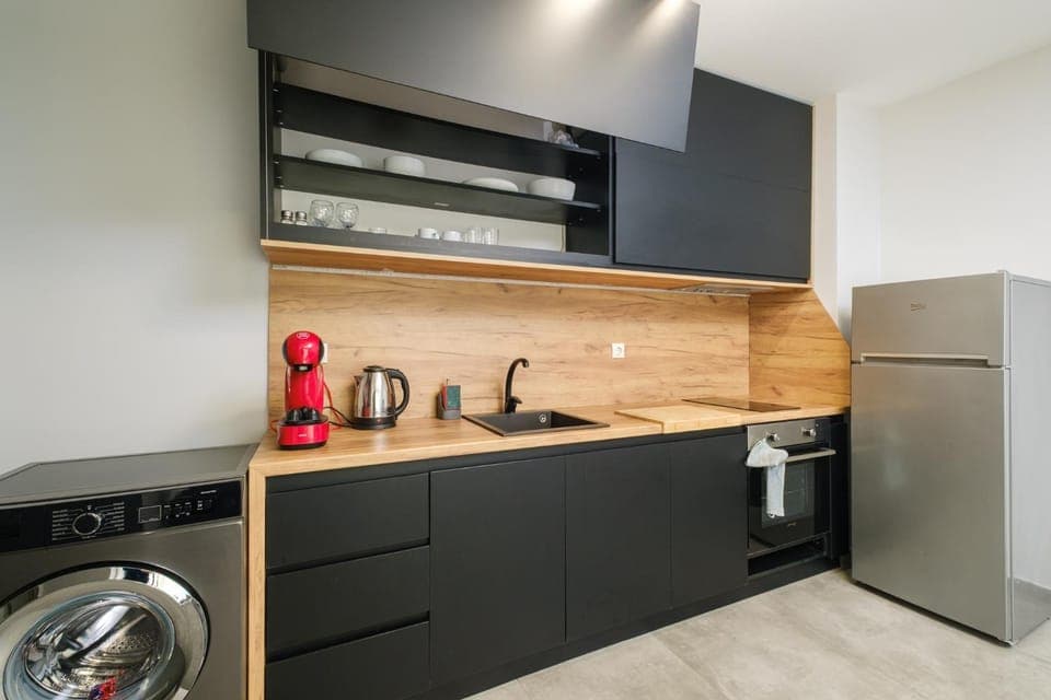 Coffee/tea facilities, Kitchen or kitchenette, oven, stove, washing machine