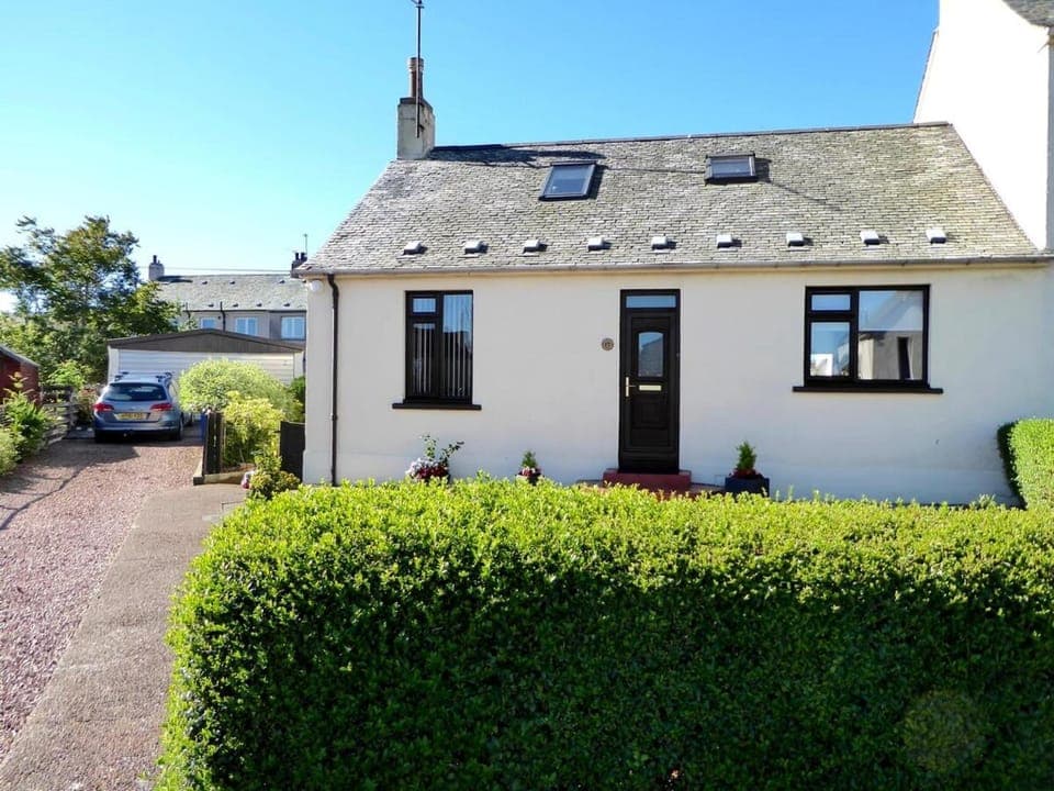 Property building, Neighbourhood, Garden, Garden, Street view, Parking