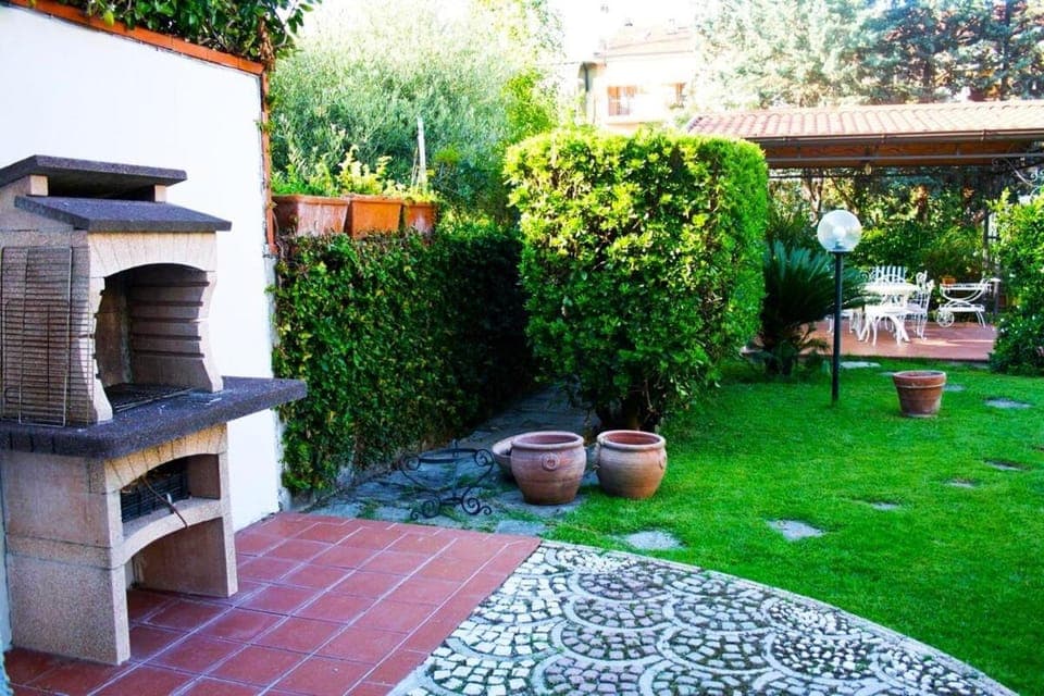 Property building, Patio, Spring, Day, Garden, Garden view