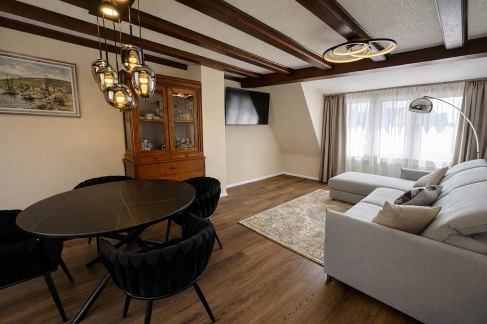 Communal lounge/ TV room, Bed, TV and multimedia, Living room, Photo of the whole room, Seating area