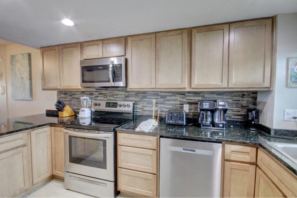 Coffee/tea facilities, Kitchen or kitchenette, dishwasher, oven, stove, toaster