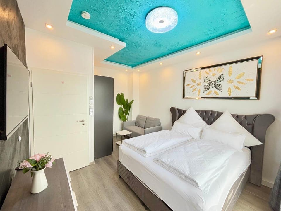 Bed, TV and multimedia, Bedroom