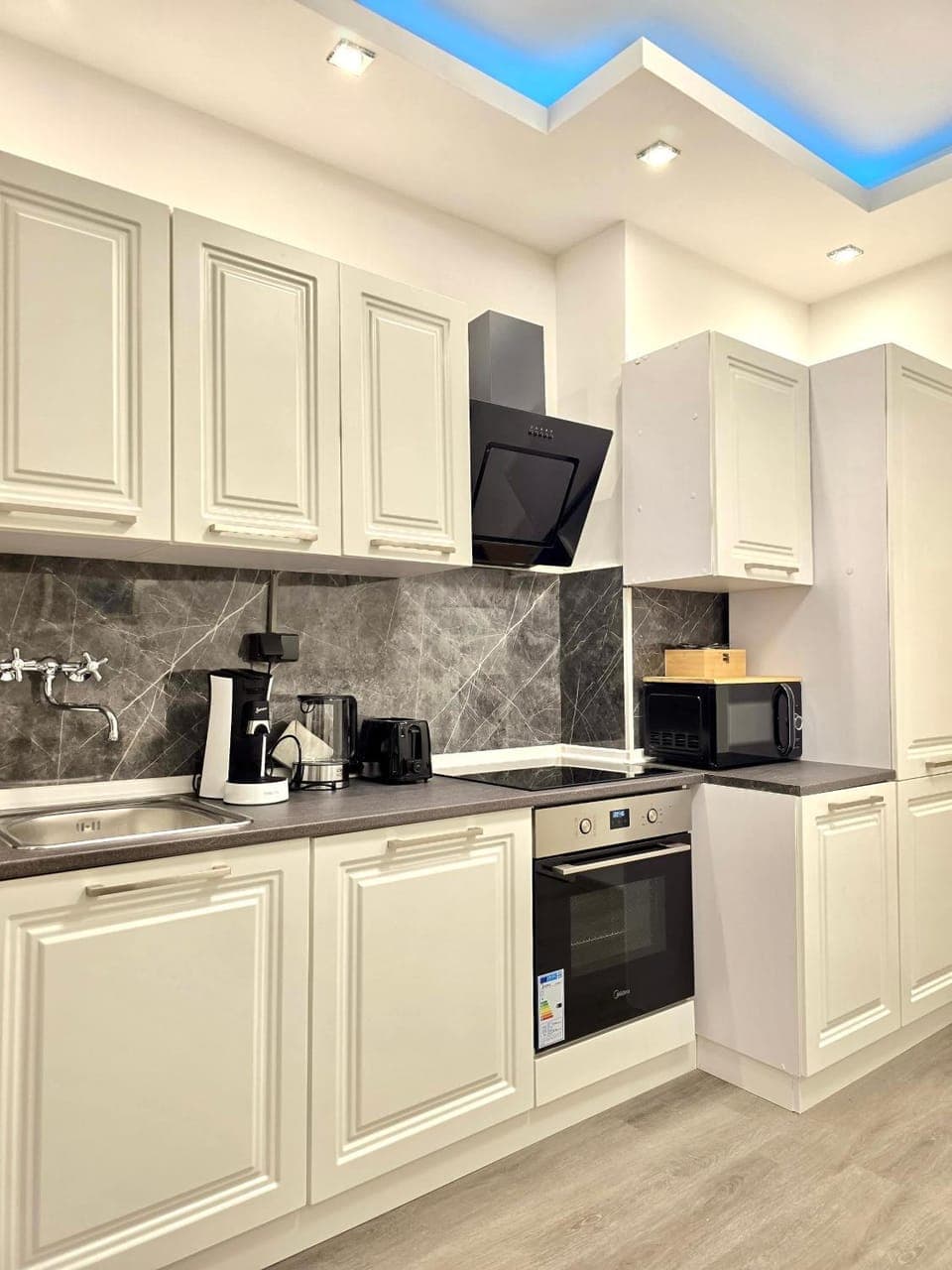 Kitchen or kitchenette, oven, kitchen