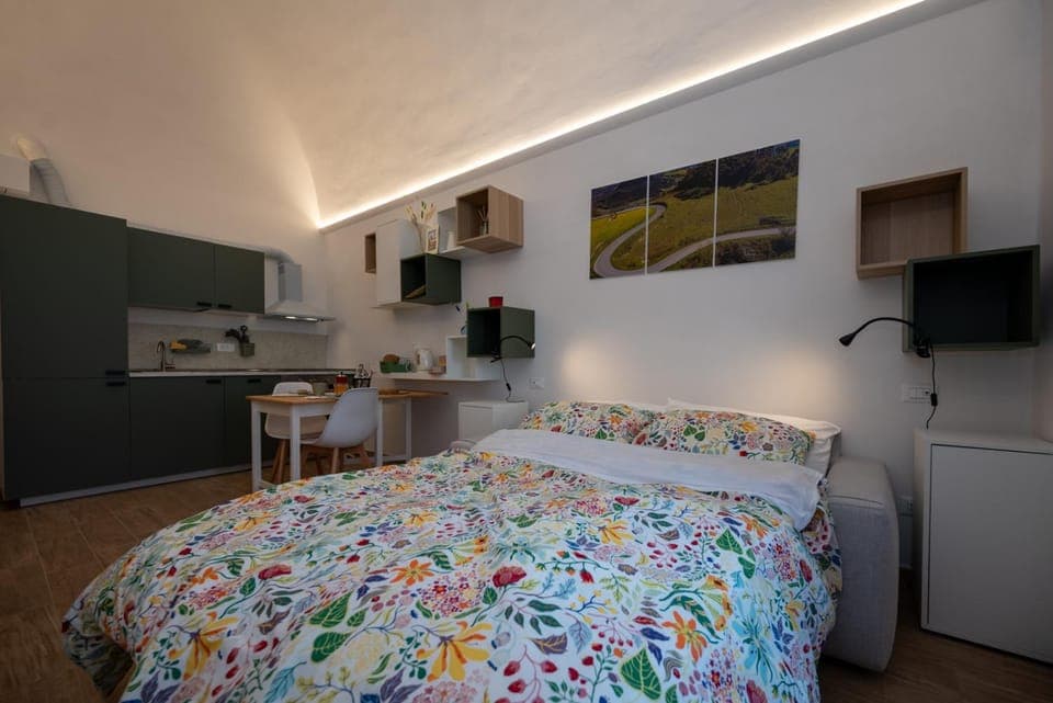 Bed, Kitchen or kitchenette, Dining area