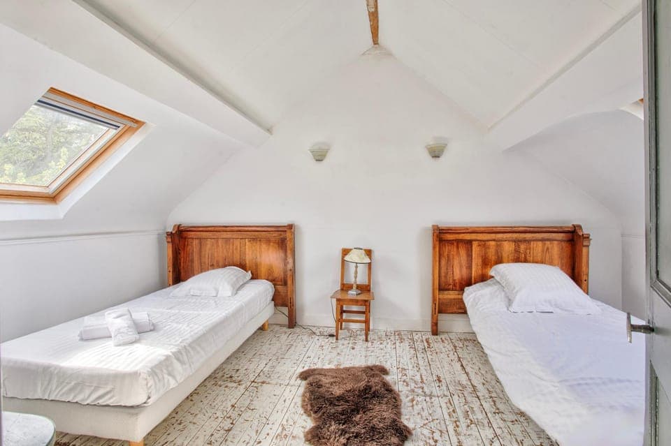 Bed, Photo of the whole room, Bedroom, towels