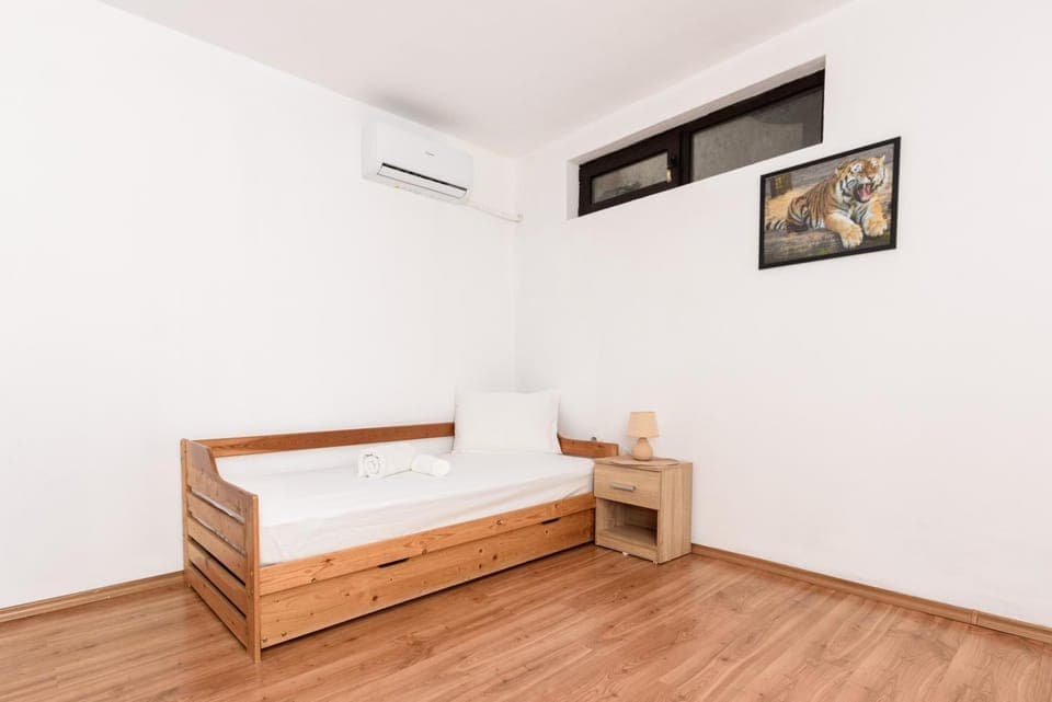 Bed, Bedroom, air conditioner