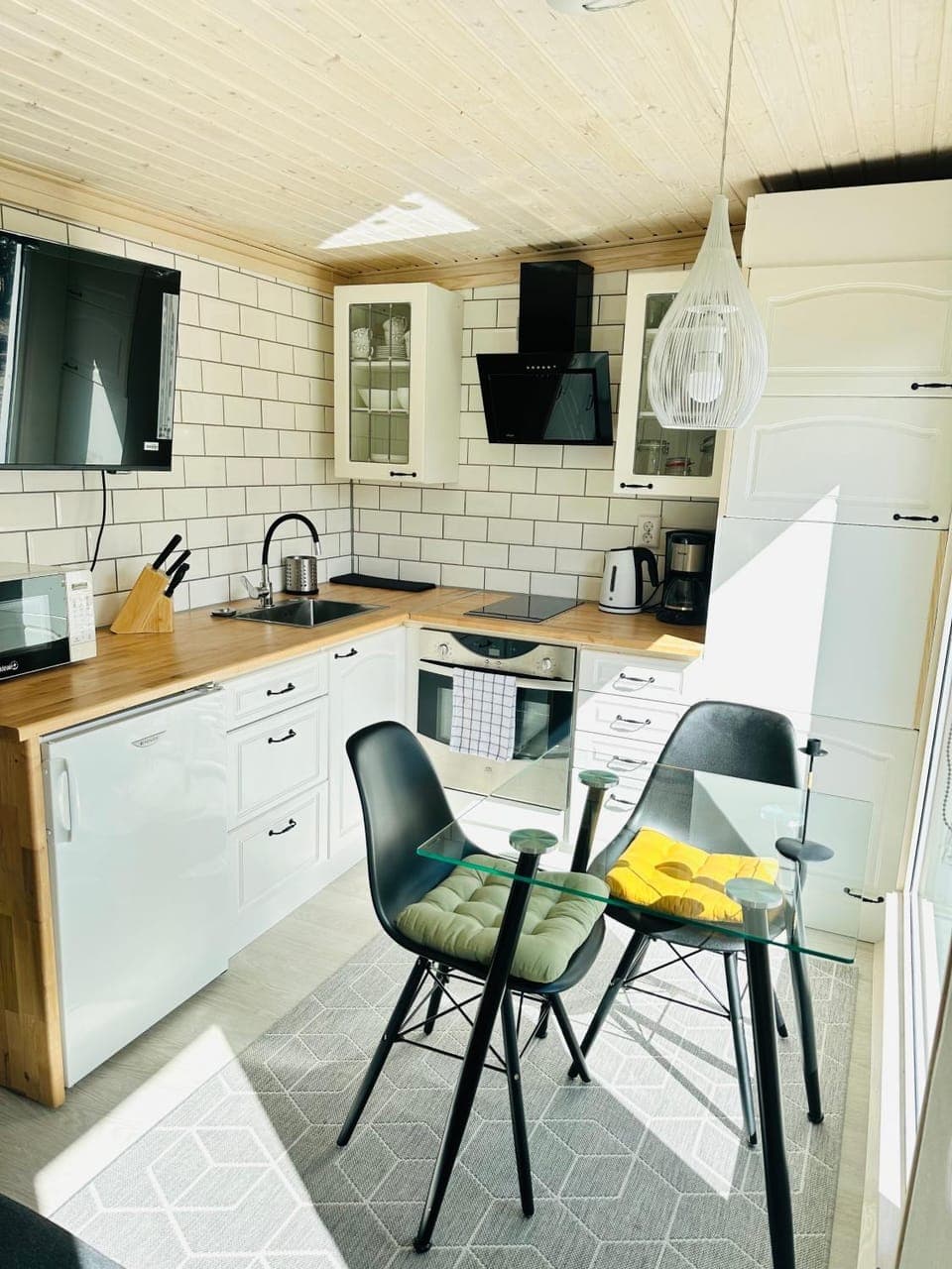 TV and multimedia, Kitchen or kitchenette, Living room, Dining area, oven, stove