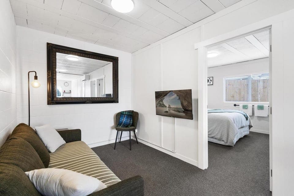 Bed, TV and multimedia, Living room, Photo of the whole room, Seating area, Bedroom