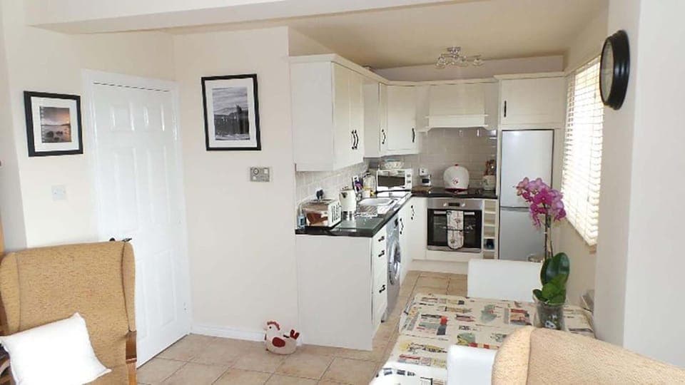 Coffee/tea facilities, Kitchen or kitchenette, Dining area, oven, stove, toaster