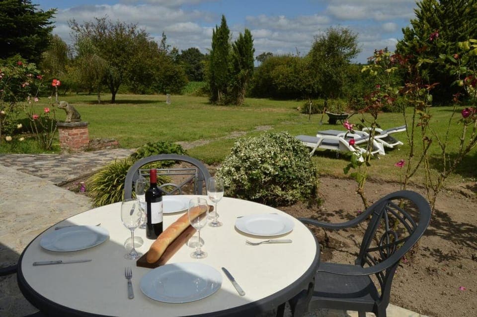 Spring, Day, Garden, Dining area, Garden view, Alcoholic drinks