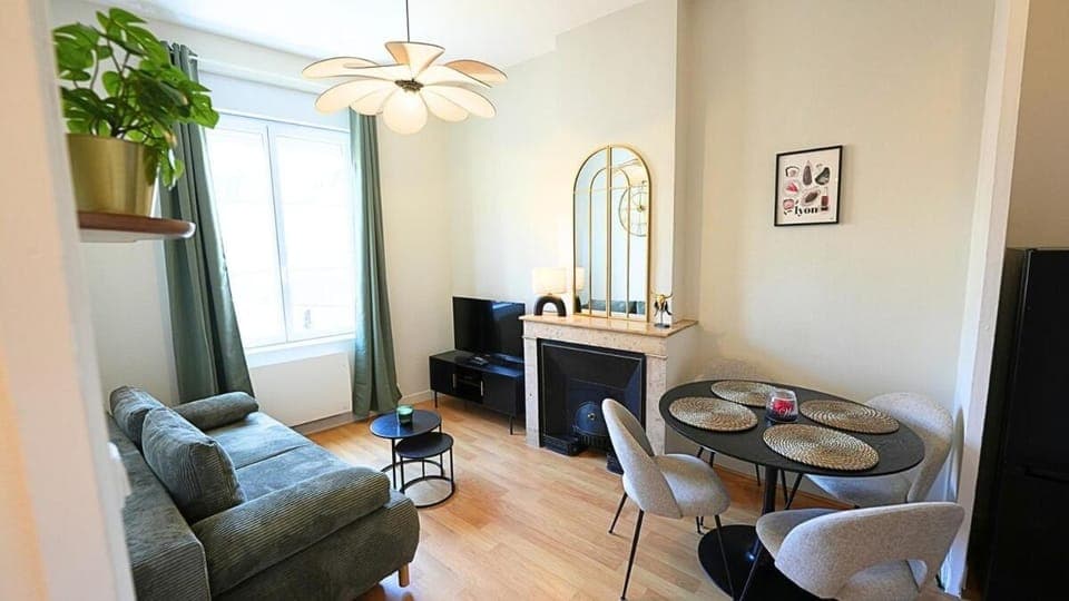 TV and multimedia, Living room, Seating area, Dining area, fireplace