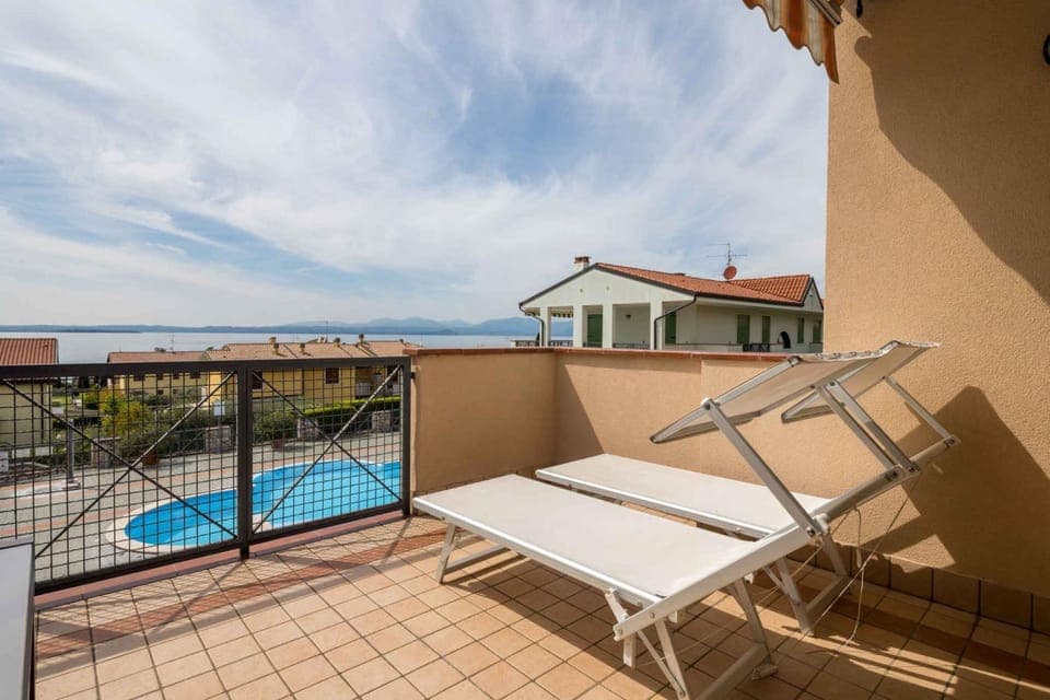 Balcony/Terrace, Swimming pool, sunbed