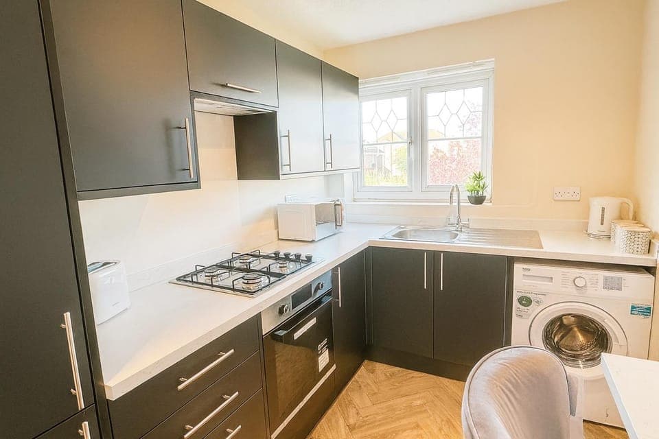 Kitchen or kitchenette, stove, washing machine