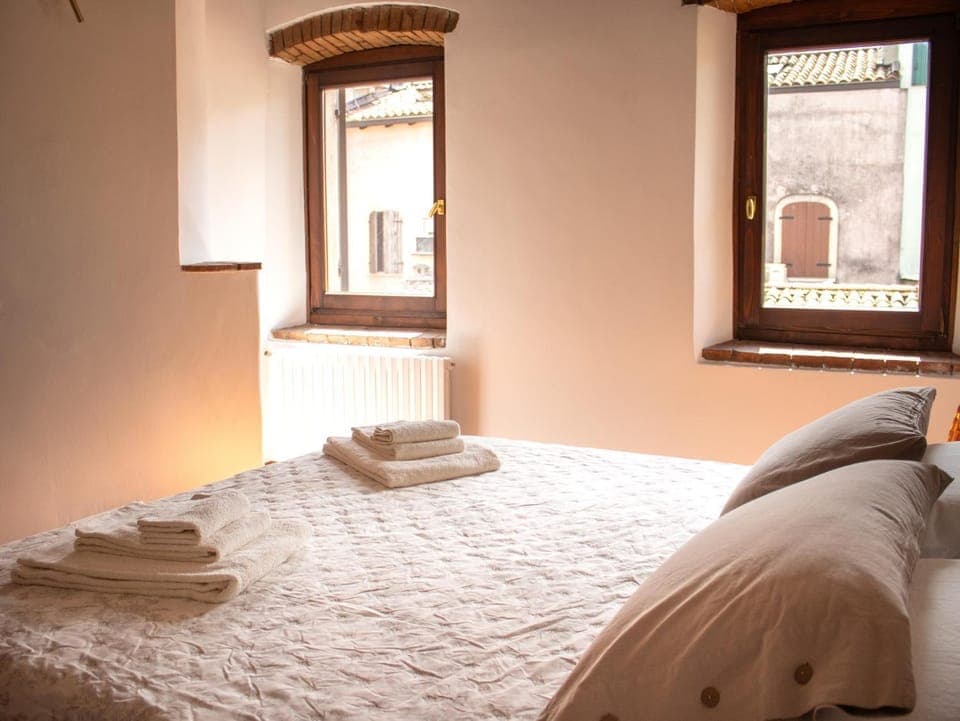 Bed, Bedroom, towels