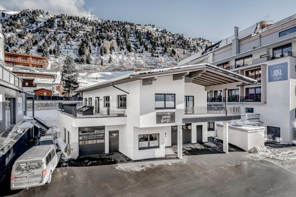 Property building, Day, Natural landscape, Winter, Mountain view, Street view, Location, Parking