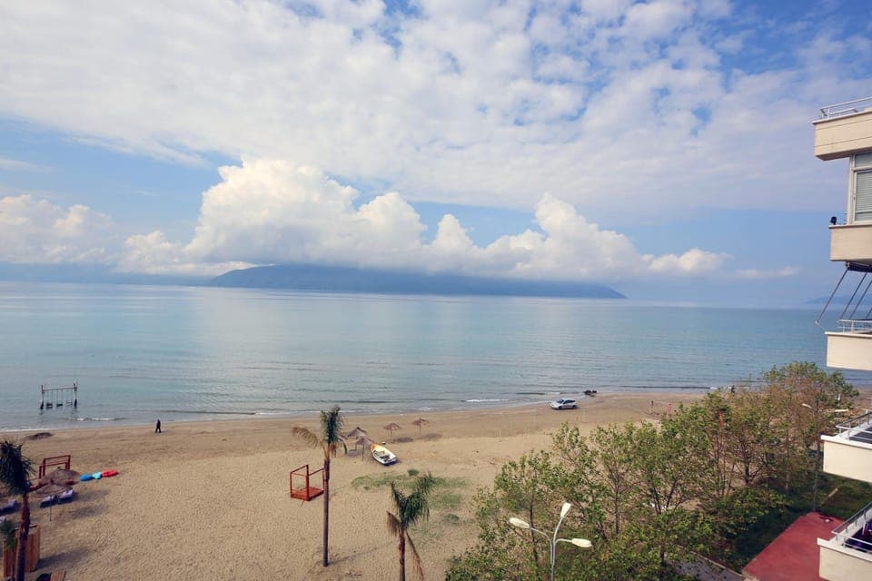 Shower, Property building, Nearby landmark, Restaurant/places to eat, Day, Natural landscape, Bathroom, Kitchen or kitchenette, Photo of the whole room, Beach, Lake view, Mountain view, Sea view, Swimming pool, Breakfast, furniture, kitchen