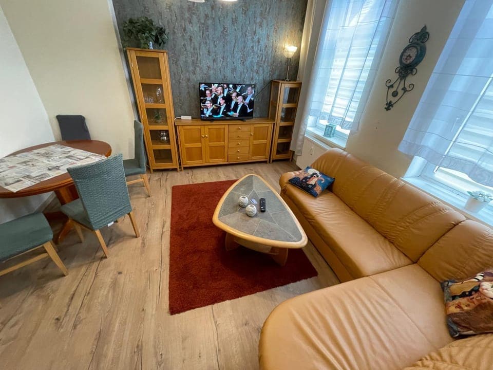 TV and multimedia, Living room, Seating area, Evening entertainment