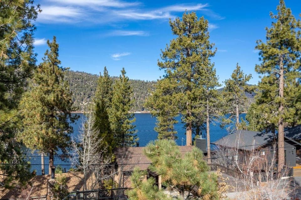 Ultimate Lakeview Lodge and ON THE LAKE! with a Hot-Tub! House in Big Bear