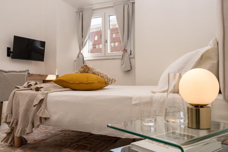 Bed, TV and multimedia, Decorative detail, Bedroom