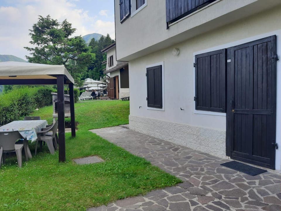 Property building, Spring, Day, Natural landscape, BBQ facilities, Garden, Garden view