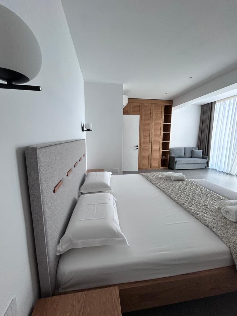 Photo of the whole room, Bedroom