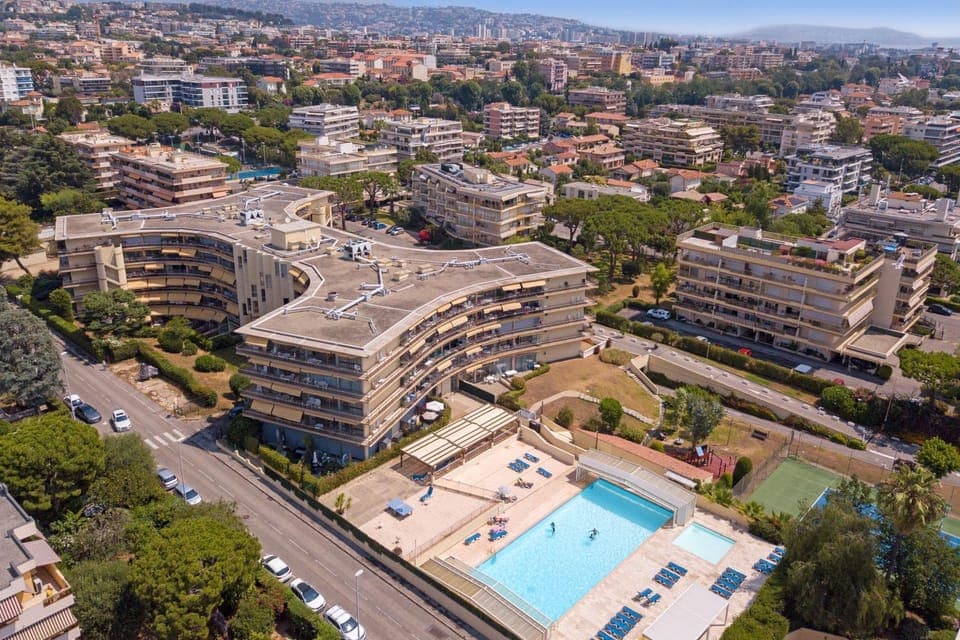 Property building, Day, Bird's eye view, Swimming pool, Location, sunbed