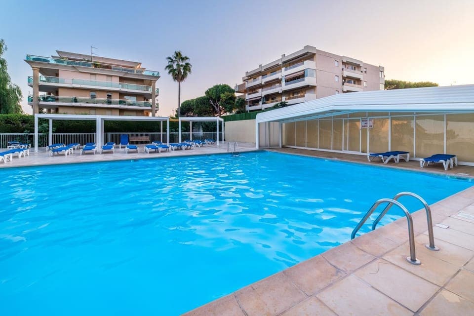 Property building, Day, Pool view, Swimming pool, sunbed