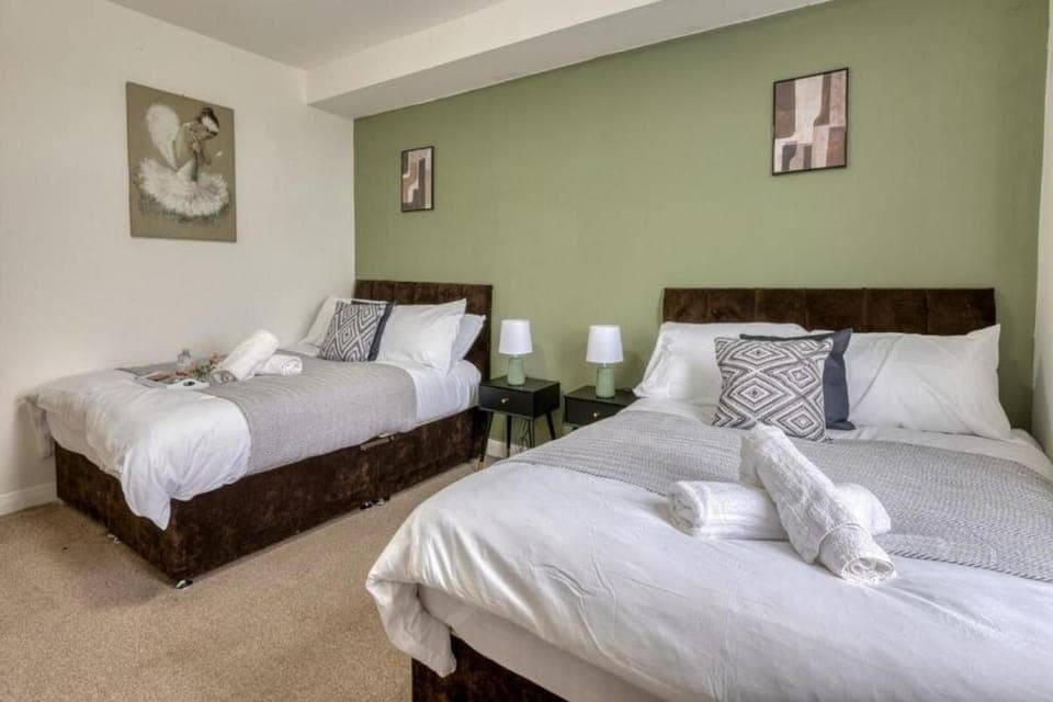 Bed, Photo of the whole room, Bedroom, towels