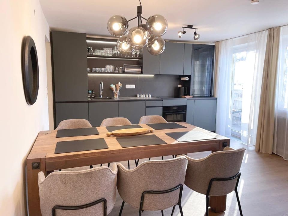 Kitchen or kitchenette, Dining area