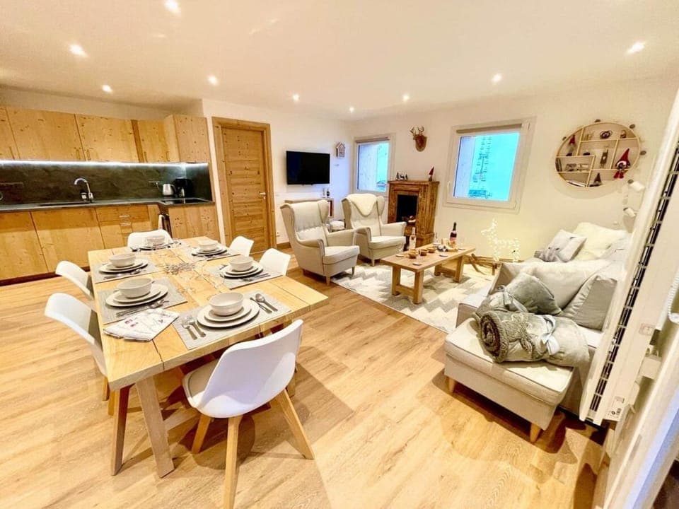 Communal lounge/ TV room, TV and multimedia, Kitchen or kitchenette, Living room, Seating area, Dining area