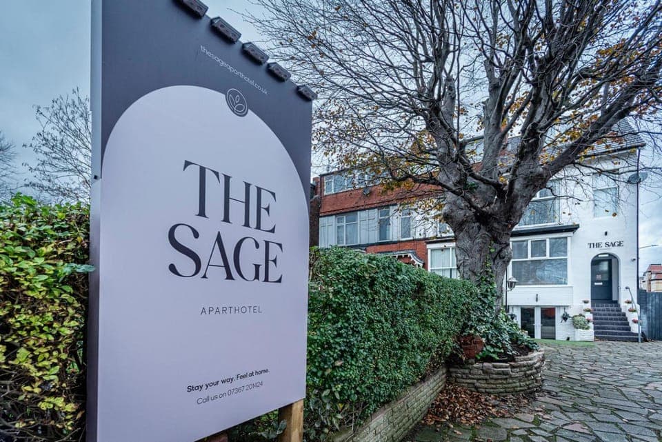 Property building, Facade/entrance, Property logo or sign, Logo/Certificate/Sign, Street view, Parking